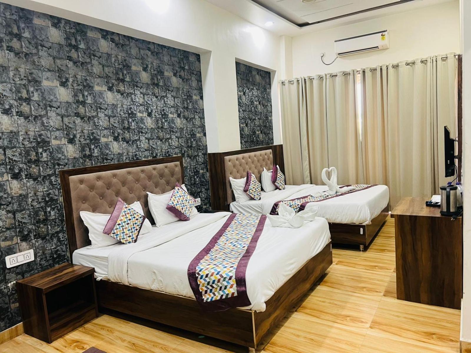 Hotel S V Grand Varanasi Luaran gambar