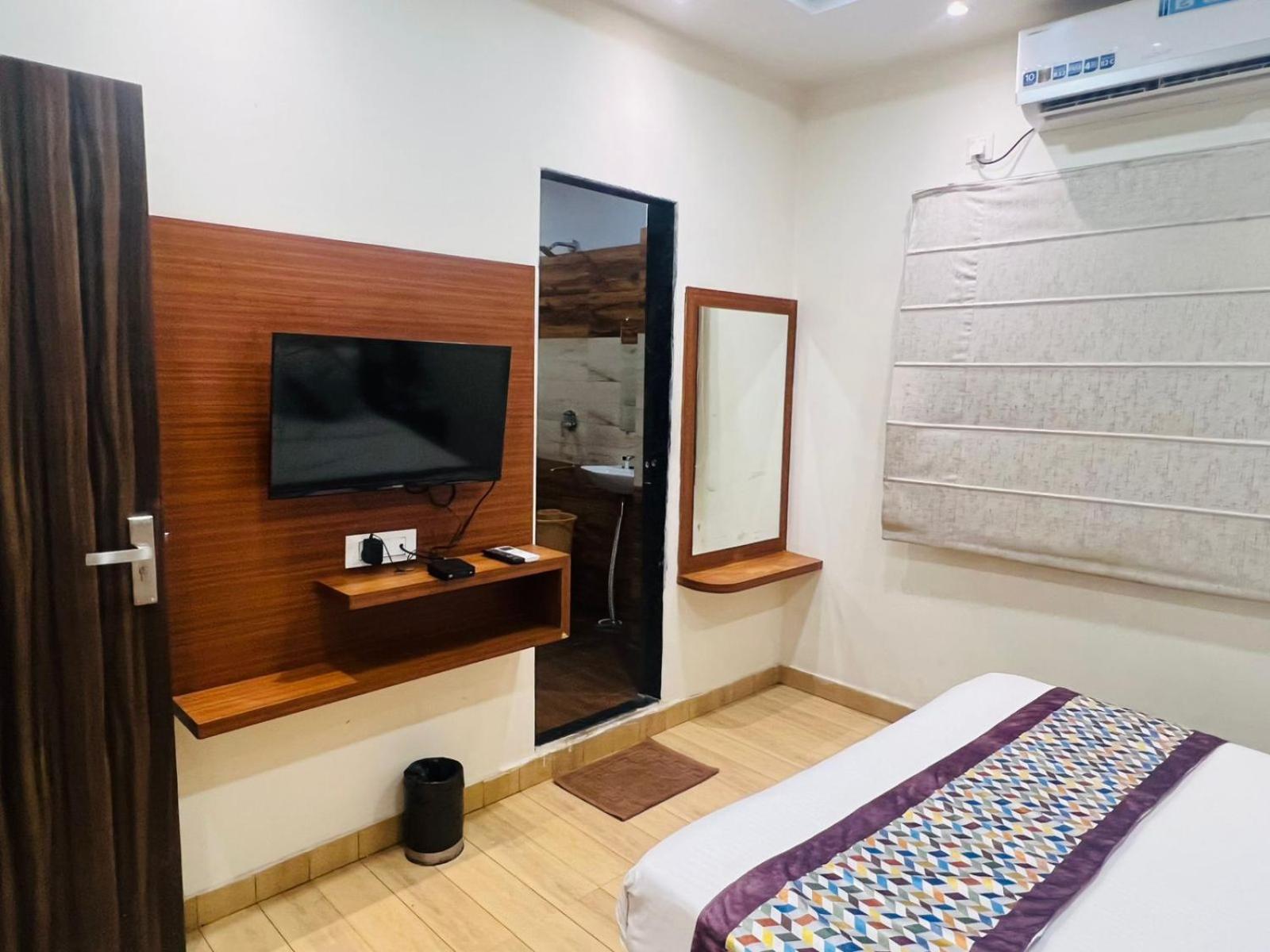 Hotel S V Grand Varanasi Luaran gambar